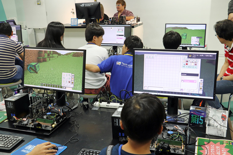 子どもたちはプログラミングのミッションをスムーズに解決