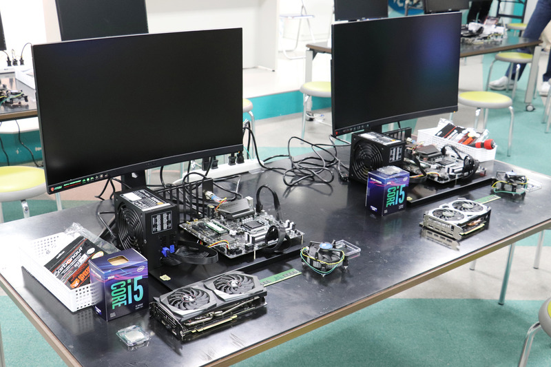 東京・北の丸にある科学技術館4F「実験スタジアム（L）」の会場に、自作パーツ一式が準備された