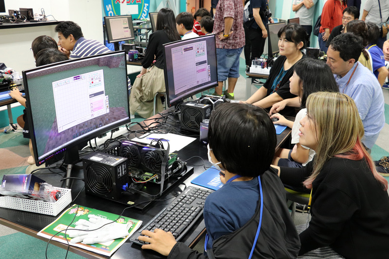 プログラミングのパートも、朱梨さんらは子どもたちと一緒にミッションに挑戦