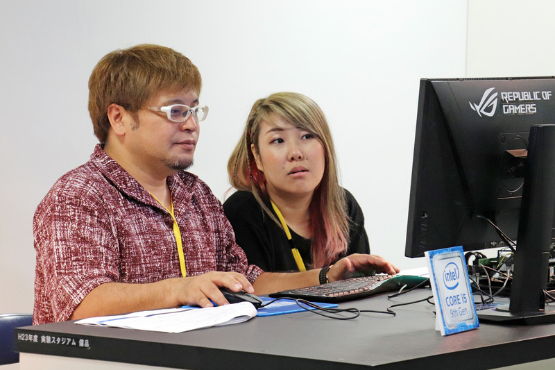 ステージ上でもふたりが組み立てた自作パソコンでプログラミングを体験