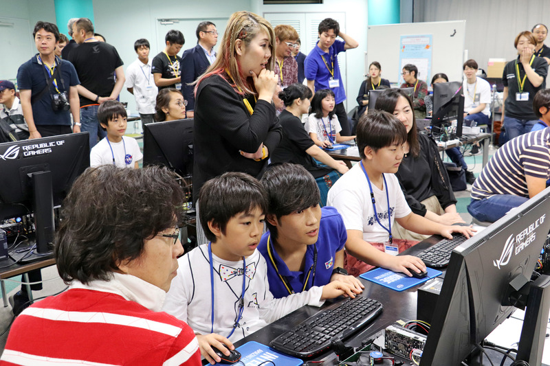 子どもたちのプログラミングに一緒に悩んだり感心したりしていた