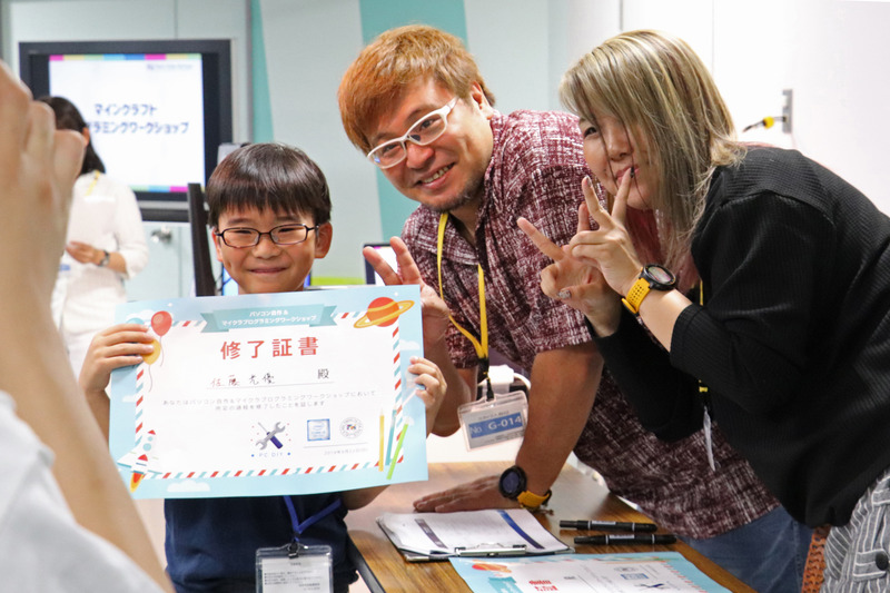 人気YouTuberとの記念写真にみんなとてもうれしそうだ