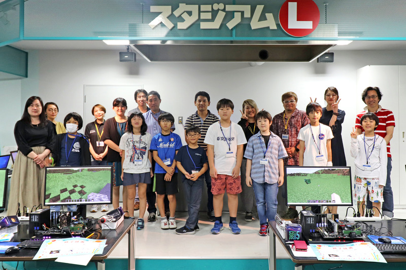 最後に参加した親子と講師全員で記念撮影！