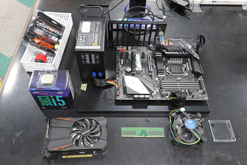 すべての部品がパッケージから取り出された状態でセット