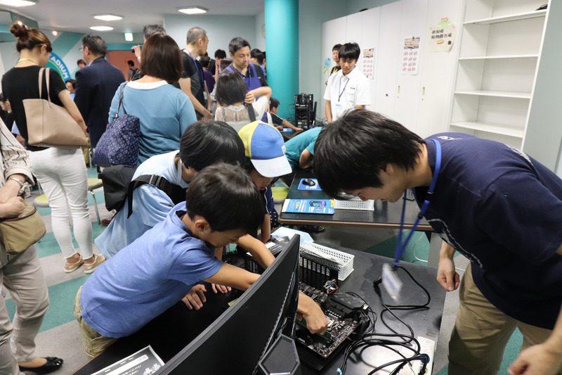 「PC自作フリー体験コーナー」ではパーツメーカー各社が来場者にパソコンの自作やマイクラプログラミングを解説