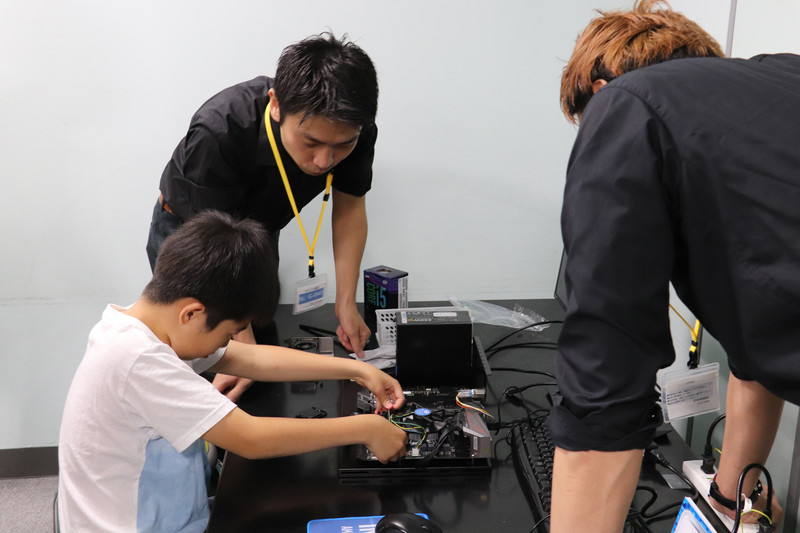 実際のパーツを使って組み立て体験を行った