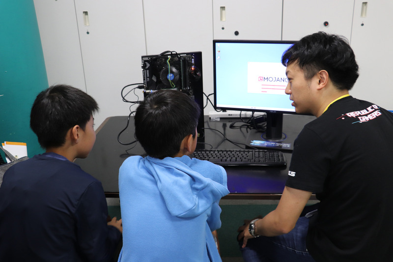 自分たちが組み立てた自作パソコンでマイクラプログラミング体験も実施