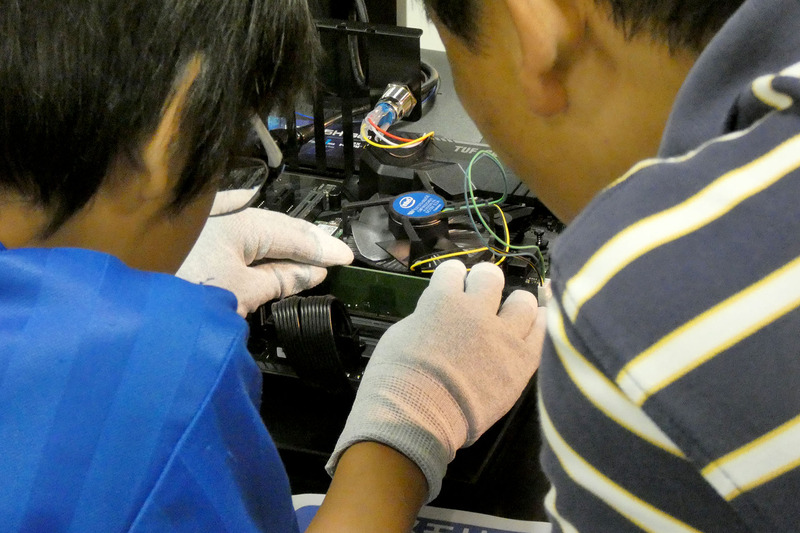 小さなシールをはがす、メモリを押し込むなど、子どもだけの力では難しい作業も多い