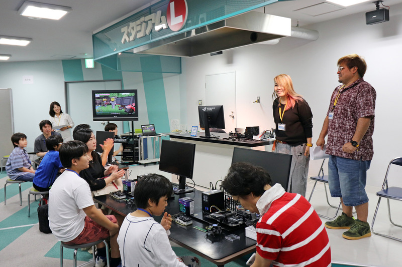 マイクラ実況で大人気のYouTuber「あしあと」のふたりが会場に登場