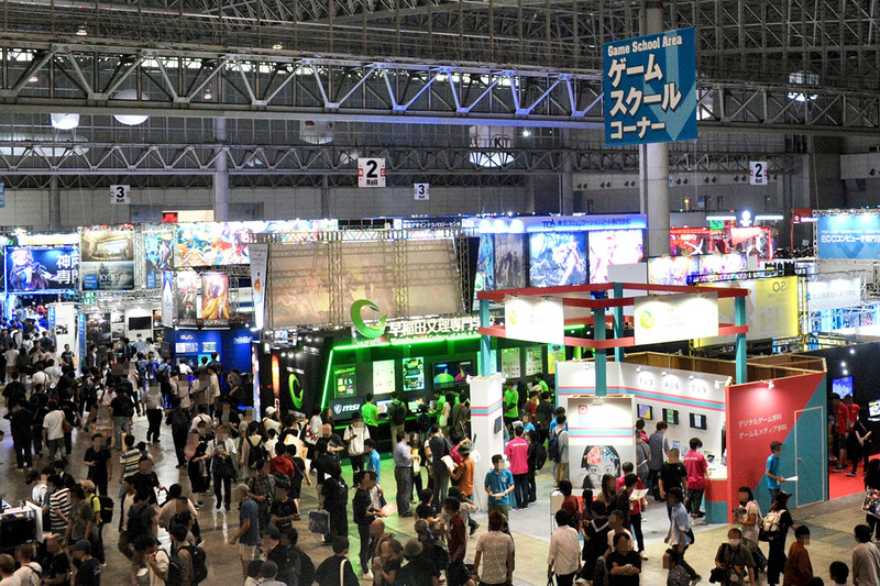 ゲームスクールコーナーに賑わう人達