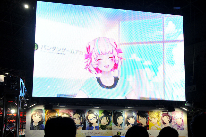 目を引くVTuberの展示、足を止める人達も多い