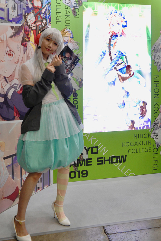 コンパニオンさん（学生さんかと思ったらどうやらプロだったらしい）の撮影スポットを設けるスクールも