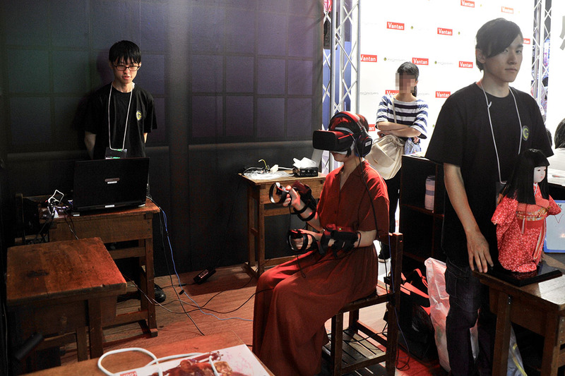 ホラー体験VRゲームはブースのデザインもなかなか凝っていて、雰囲気が既に怖い