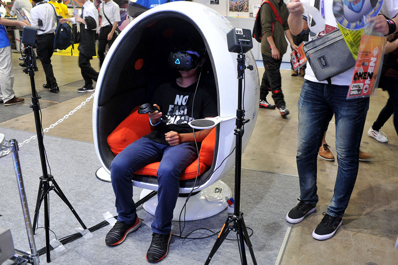 専用コクピットを使ったシューティングゲーム