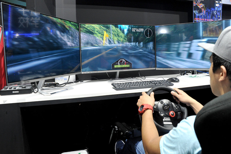 3つのモニター画面を使った3Dレーシングゲーム