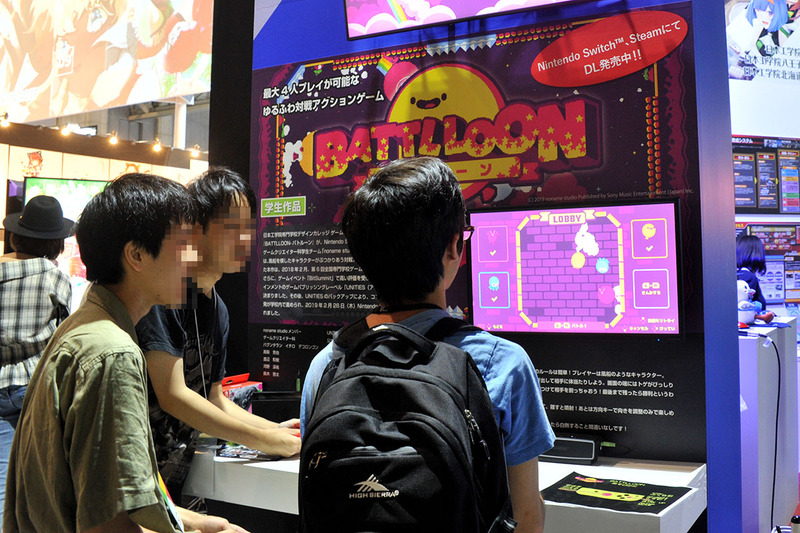 学生達も自作のゲームについて遊び方を熱心に説明している