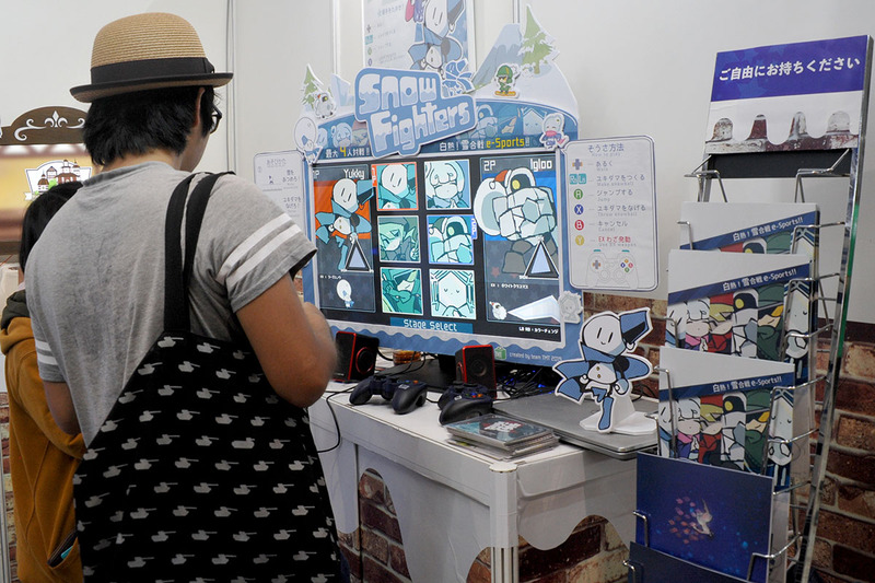 北海道情報大学のブースでは、雪をテーマにした可愛いキャラクターのゲームが体験できた