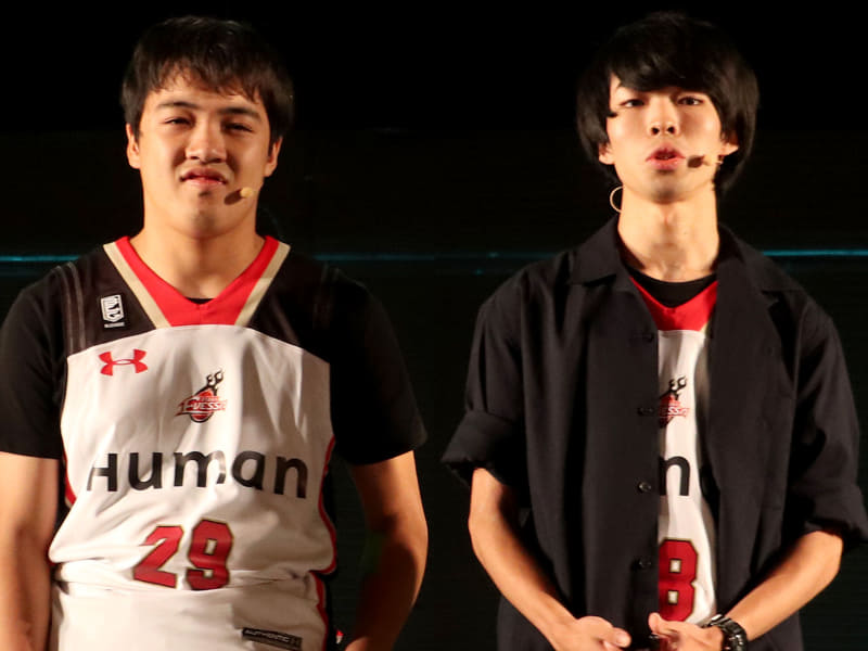 ヒューマンキャンパス高等学校 田染颯野さん（高3、グラフィック担当）、水上嵩大さん（高3、プログラミング担当）、2人とも海鮮丼が大好きだと語る