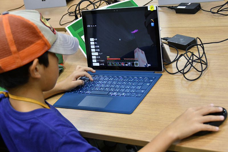 鉱石を採掘している最中に周りが暗くなると、松明で明るくしながら掘り進めなければならない（撮影：郷野翔太朗さん）