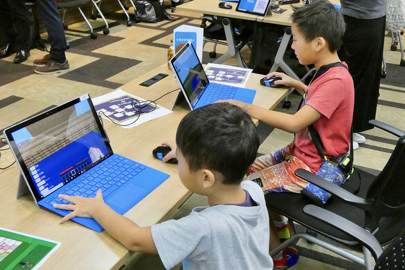水に落ちないよう上手く操作しなければならず、子どもたちも夢中になってトライしていた