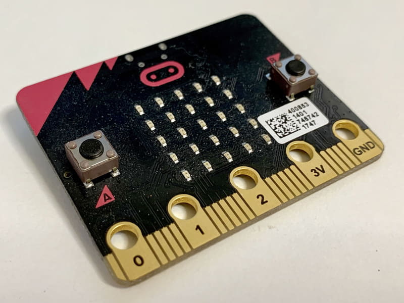 無線通信でmicro:bit間をつないだり、Bluetoothでタブレットやスマートフォンの制御も可能で、ウェブブラウザ上から「<a href="https://makecode.microbit.org/" class="n" target="_blank">MakeCode for micro:bit</a>」を使ってプログラミングができる