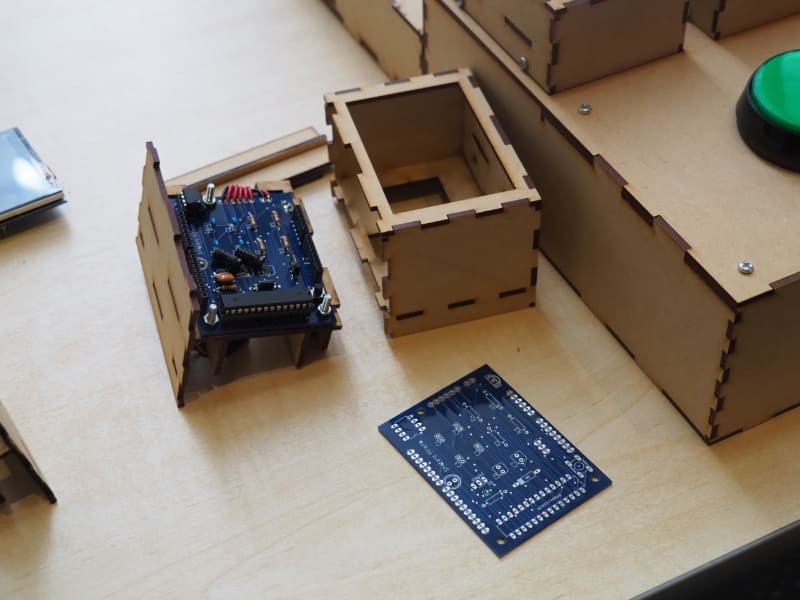 文字を表示させる部分は基盤、筐体ともにオリジナルで作った英単語学習システム