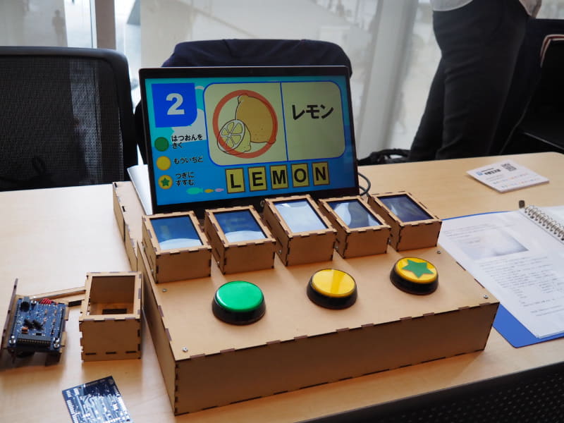 文字を表示させる部分は基盤、筐体ともにオリジナルで作った英単語学習システム