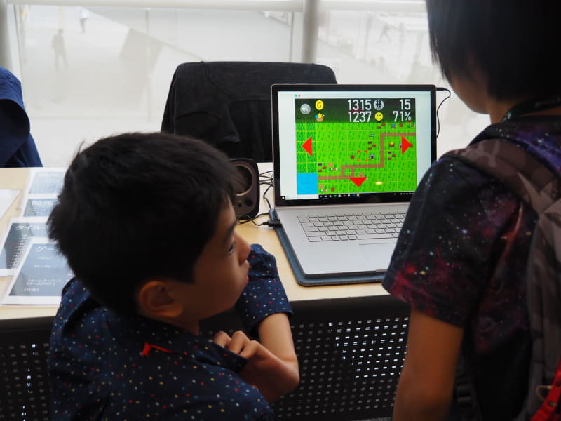 タイルをつなげて道を作り街を開拓していくゲームで、お金や食料、人口などがゼロになるとゲームオーバー