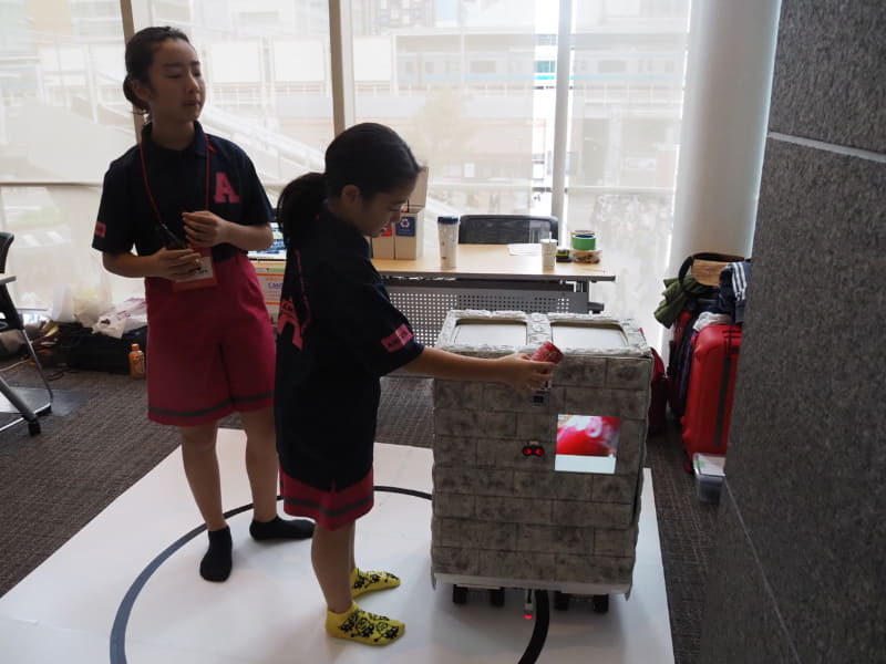 機械学習によって瓶、缶といったゴミを正しく分類し、自走機能でごみ箱が近くに来てくれる