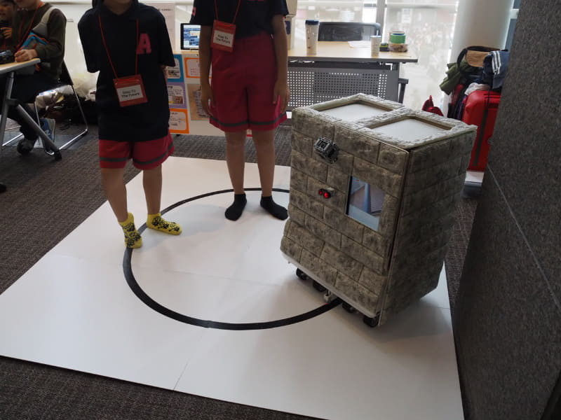 機械学習によって瓶、缶といったゴミを正しく分類し、自走機能でごみ箱が近くに来てくれる