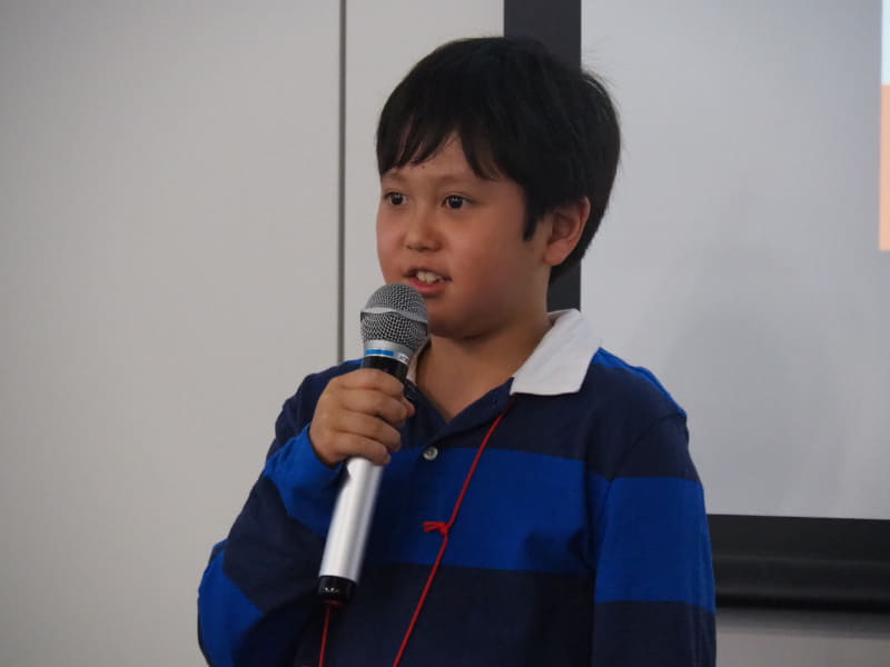 「現実シリーズ2 渋谷スクランブル交差点信号機」の作者、小長井聡介さん（小2）