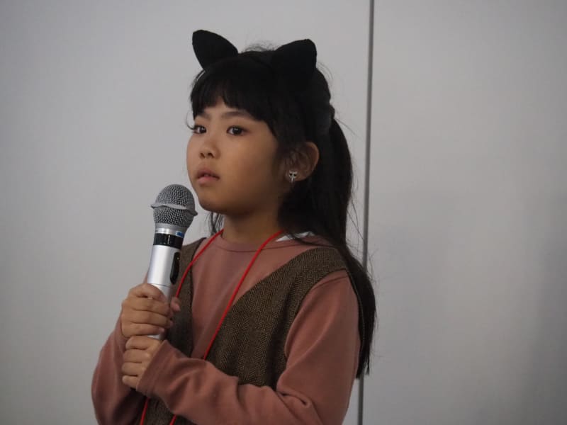 「まほうのぼうしと黒猫アキラとピカつむり」の作者、越智千晶さん（小2）