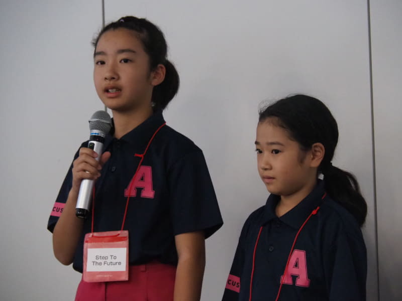 「未来のごみ箱～CANBO～」の作者、「Step To The Future」の小川桃佳さん（小6）と小川りりかさん（小4）