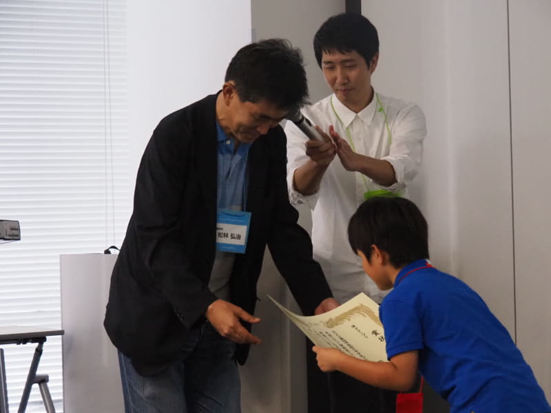 審査委員の松林弘治氏からは、ソフトとハードをセットで開発した点と、人の役に立つものを開発したいと考え取り組んだことに対して評価の声があがった