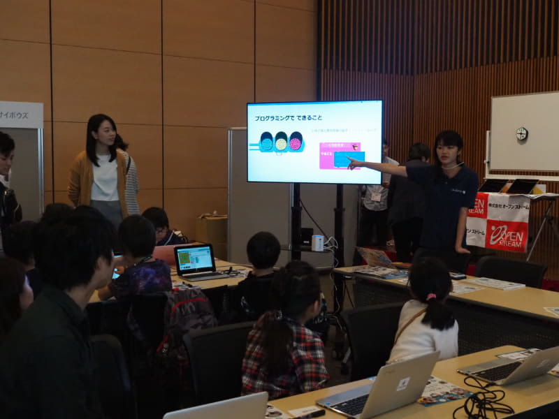 SOMPOシステムズとみんなのコードの協力で行われた、小学生のプログラミング初心者対象のHour of Codeを用いたプログラミング体験教室