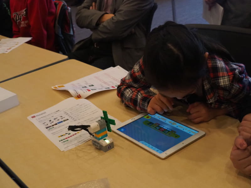 内田洋行によるレゴWeGoを用いて効率的な電気の使い方を学ぶ模擬授業と、SONY MESHを用いたセンサープログラミングのワークショップ