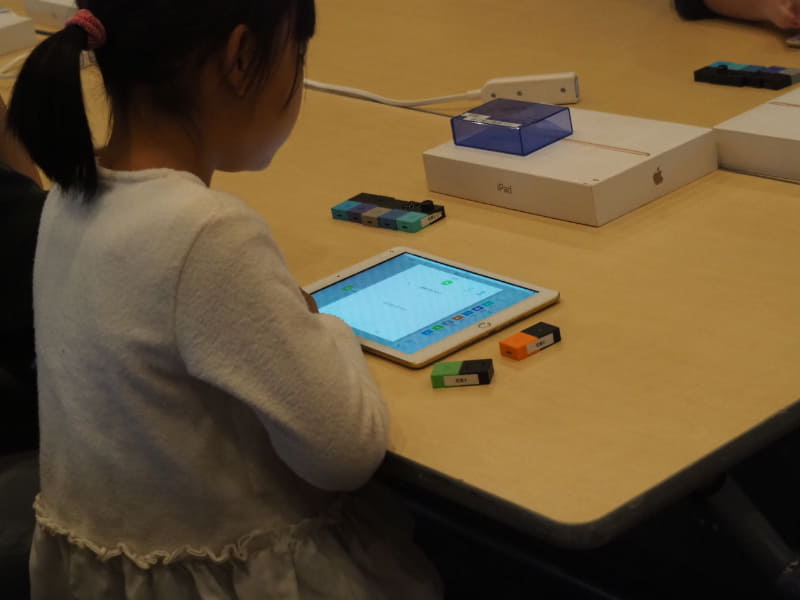 内田洋行によるレゴWeGoを用いて効率的な電気の使い方を学ぶ模擬授業と、SONY MESHを用いたセンサープログラミングのワークショップ