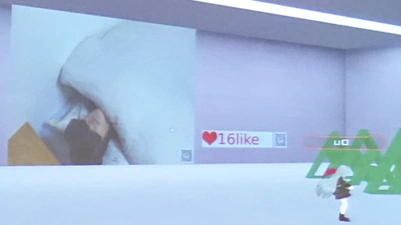 VRChat内に画像を読み込むデモ、QRコードを読み込むと「いいね！」を表すハートマークがカウントされる