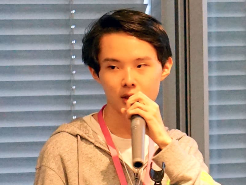 平川晴常さん（高3）は、QRコードを読み取ったスマートフォンを動かすことで音楽や映像を操り、複数人でひとつの作品を作ることもできる、VJ体験Webアプリ「SmartVJ」を開発