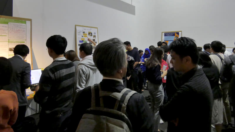 フロアのそこかしこで参加者同士でも取り組みと情報交換をする姿が見られた