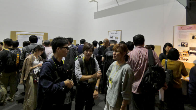 フロアのそこかしこで参加者同士でも取り組みと情報交換をする姿が見られた