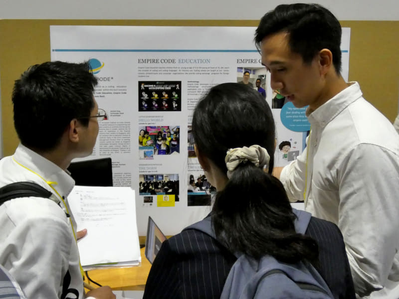 Aaron Tsai先生（Singapore）による「Empire Code」では、子どもたちの年齢やレベルにあったコースを通して、プログラミングの考え方や産業に実際に使われるコーディングスキルを習得していくという