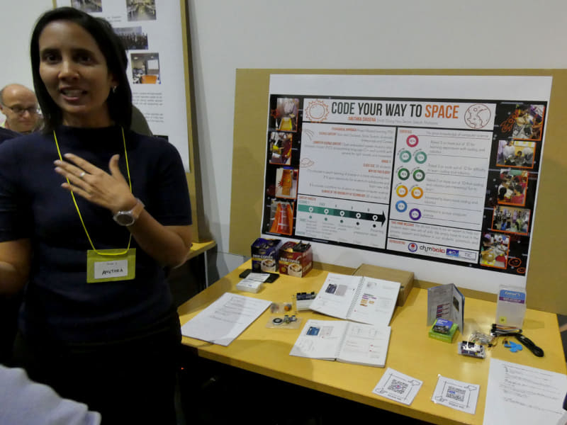 Anuthra Sirisena先生（East Malaysia）による「宇宙につづくコーディング」は、グループで宇宙の惑星や流星体・銀河・太陽系について学習したことをプログラミングを使って再現し発表するというもの