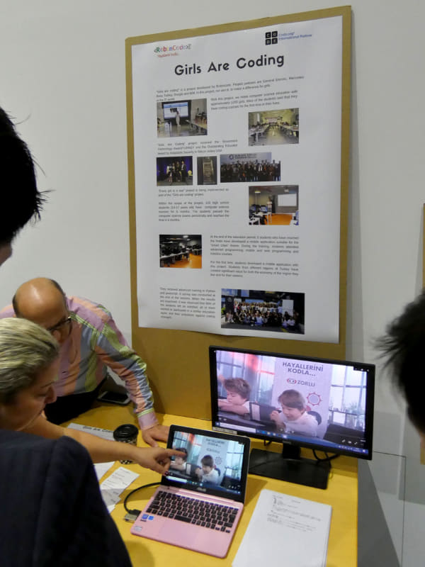 Gözde Erbaz先生（Turkey）による「Girls Are Codeing」は、コーディング未経験の女子1200人を対象に、アプリ開発やwebプログラミングのスキルを身につけ、キャリアに向き合い、可能性を広げることを目的とした体験イベントを提供している