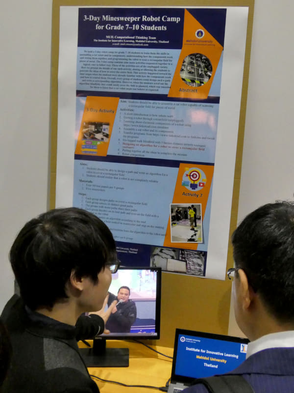 Arinchaya Threekunprapa先生（Thailand）による「マインスイーパーロボットキャンプ」は、フィールドから金属片を見つけるために、車型ロボットを組み立て、そのプログラムを作るというもの