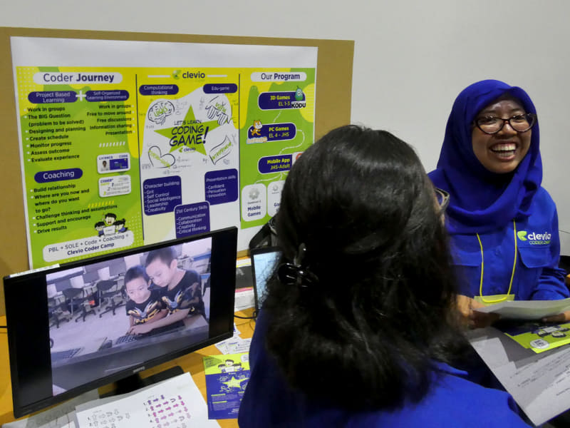 Sucita Restu Parahyang先生（Indonesia）による「ゲームづくりをまなぼう！」では、ゲームアプリの開発からWebサイトのデザイン・構築までさまざまなコースを用意しているという