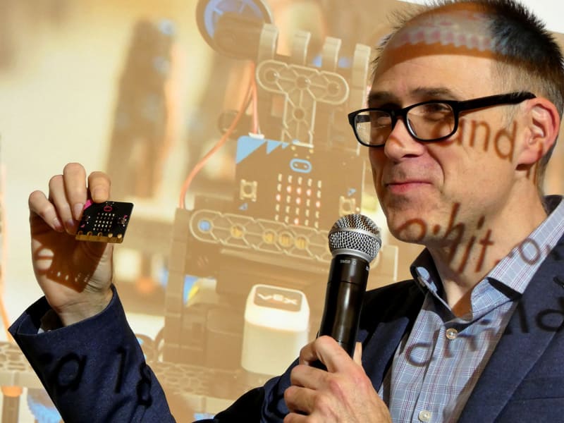 全ての子どもが最善のデジタルな将来を築けるようにすることをビジョンに掲げ、2014年にmicro:bitのプロジェクトを開始