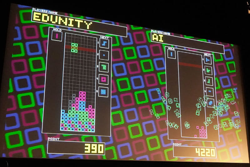 オンライン対戦にも対応したパズルゲーム。ゲームシステムのアイデアも面白いが、AIやブロックの出現アルゴリズムなどゲームの裏側にもこだわりがある