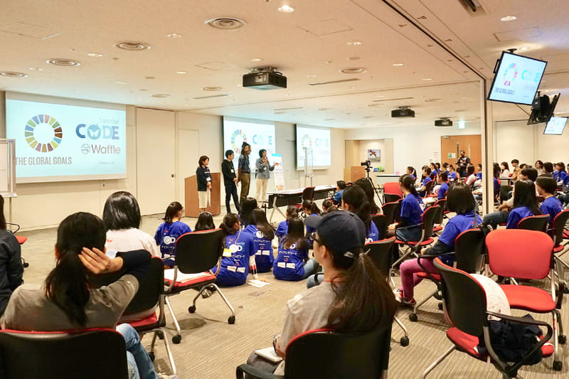 講評を聞く参加者たち