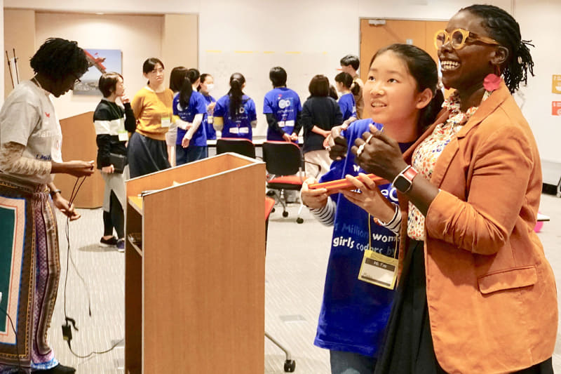 プログラミングを体験している様子